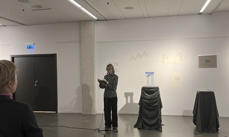 ovan deltats sammanflöde en bro (där en kan stå och titta ned)