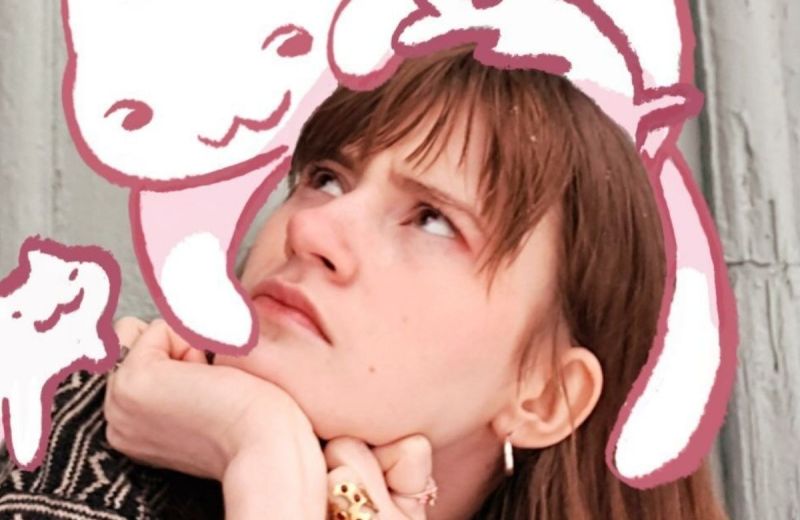 Porträtt på en person med blicken vänd uppåt, omgiven av lekfulla, rosa illustrationer av katter.