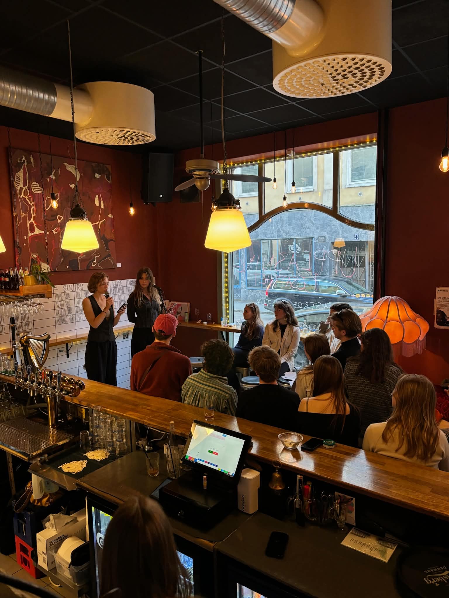 Uppläsningskväll, tema besatthet