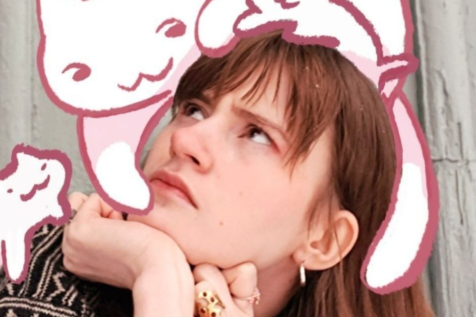 Porträtt på en person med blicken vänd uppåt, omgiven av lekfulla, rosa illustrationer av katter.
