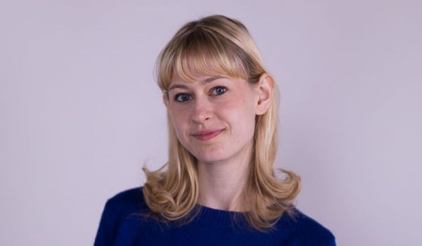 Porträtt av Elsa Fredriksson i blå tröja.