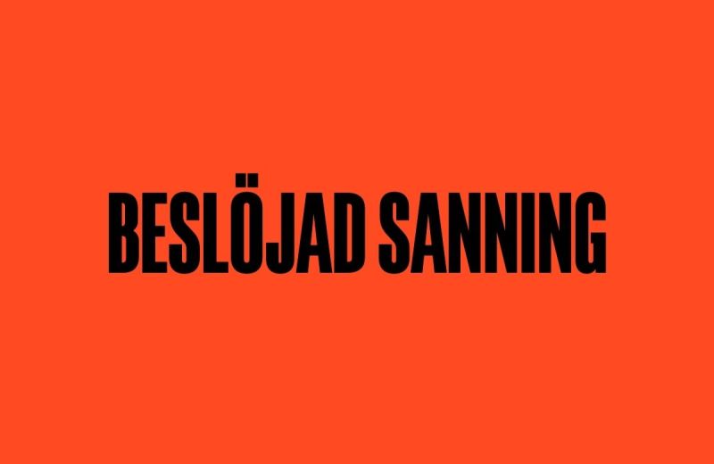 Röst text med orden "BESLÖJAD SANNING" centrerat på röd bakgrund