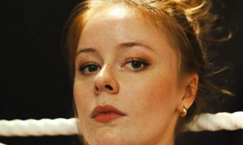 Porträtt i närbild av Maja Fock med uppsatt hår och ett vitt rep i bakgrunden.