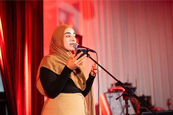 Manuslabbet blickar utåt