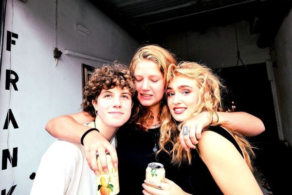 Från skärmar till scen: Vi backar konstkollektivet STRUL