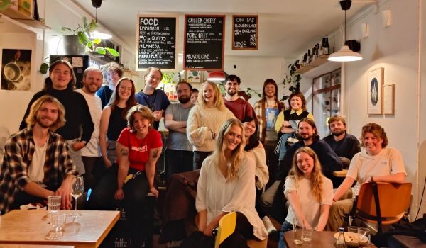 Människor på ett café som ler mot kameran