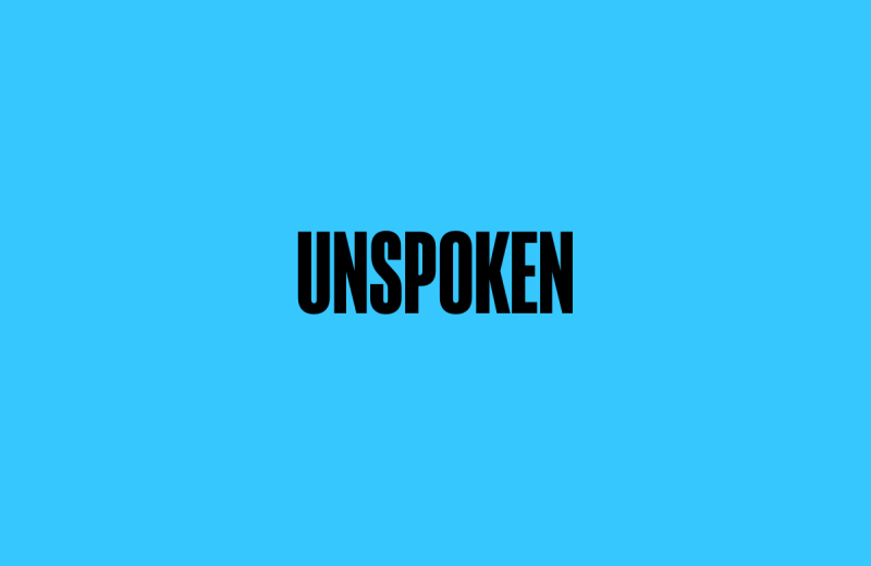 Text med orden "UNSPOKEN" centrerat på blå bakgrund