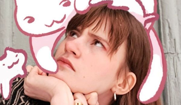 Porträtt på en person med blicken vänd uppåt, omgiven av lekfulla, rosa illustrationer av katter.
