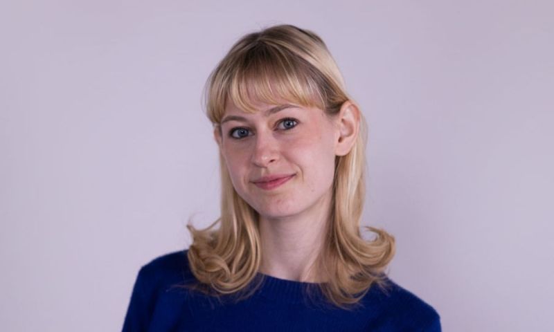 Porträtt av Elsa Fredriksson i blå tröja.