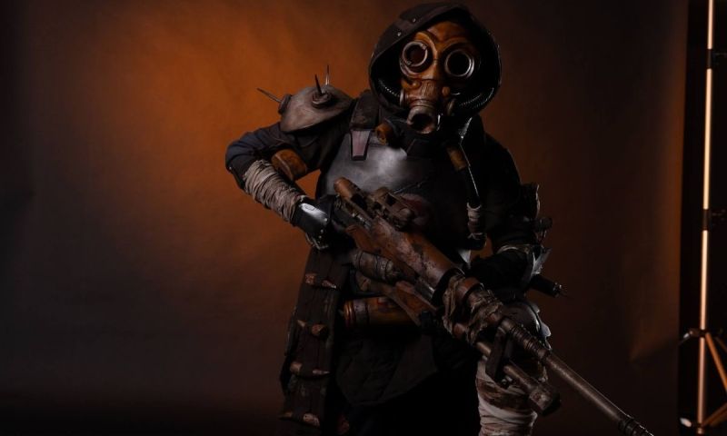 Detaljrik cosplay-dräkt i postapokalyptisk stil med gasmask och ett stort, patinerat gevär i mjuk studiobelysning.